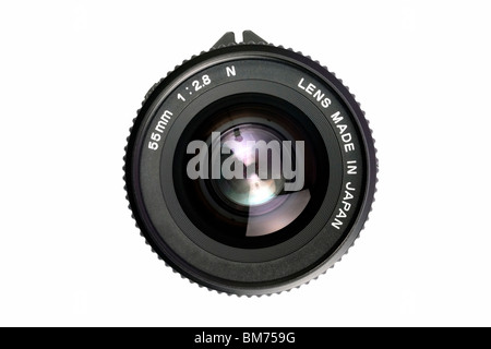 Primo piano di un obiettivo vintage da 55 mm, isolato su sfondo bianco Foto Stock