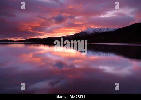 Tramonto sul Coniston Water Foto Stock