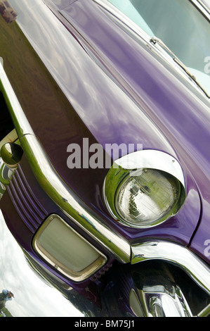 Vernice viola lavoro su un restaurato1953 Cadillac Coupe de Ville. Foto Stock
