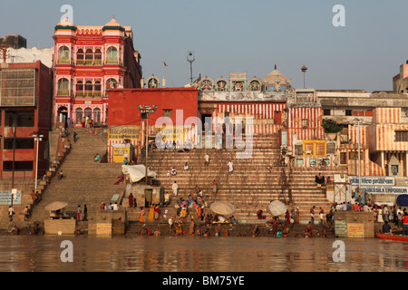 Vista dei ghats ( scale ) dal sacro Fiume Gange a Varanasi o Benares o Banaras, Uttar Pradesh, India. Foto Stock