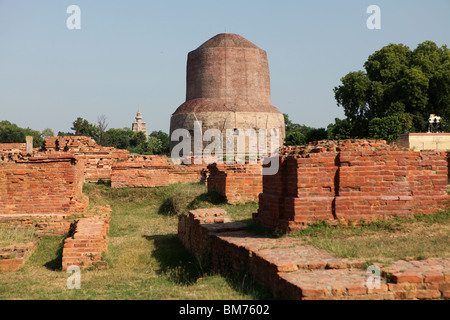 Dhamekh stupa di Sarnath, a Deer Park, dove il Buddha ha dato il suo primo sermone, vicino a Varanasi in Uttar Pardesh, India. Foto Stock