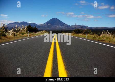 La Statale 47 in direzione Monte Ngauruhoe nel Parco Nazionale di Tongariro in Nuova Zelanda Foto Stock