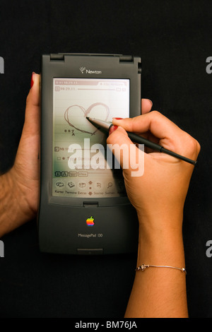 Il vecchio Apple Newton MessagePad 130. Un piccolo computer palmari. Con la penna si potrebbe scrivere sulla pressione-screen. Foto Stock