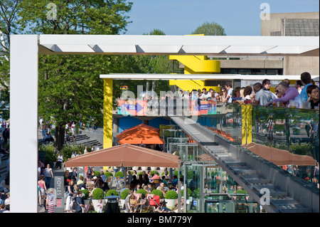 Terrazza bar occupato con persone dal Royal Festival Hall, Southbank, London, Regno Unito Foto Stock