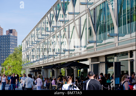 Terrazza bar occupato con persone dal Royal Festival Hall, Southbank, London, Regno Unito Foto Stock