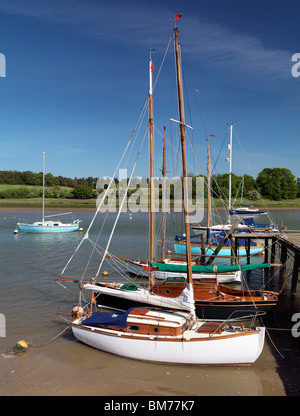 Barche a Woodbridge sul fiume Deben nuovo il mulino di marea Foto Stock