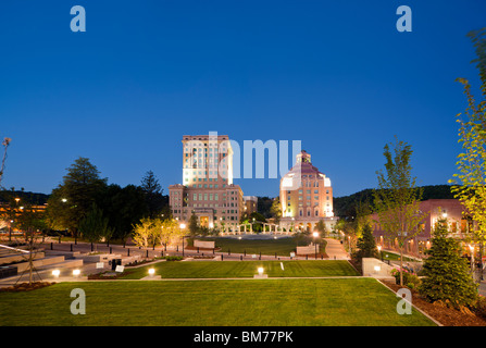 Downtown Asheville, North Carolina, NC. Vista di architettura Art Deco di City Hall e Court House Edificio al crepuscolo Foto Stock