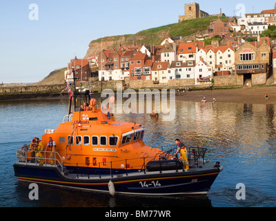 La scialuppa di salvataggio di Whitby 'George e Maria Webb' manoevering nel porto di luce della sera Foto Stock