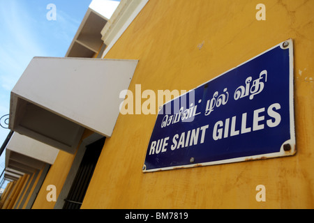 Un francese di strada segno francesi nella zona coloniale di Pondicherry, nel Tamil Nadu, stato dell India meridionale. Foto Stock