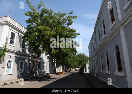 Un elegante strada francesi nella zona coloniale di Pondicherry, nel Tamil Nadu, stato dell India meridionale. Foto Stock