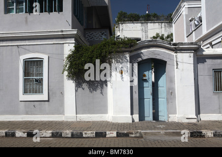 Un elegante strada francesi nella zona coloniale di Pondicherry, nel Tamil Nadu, stato dell India meridionale. Foto Stock