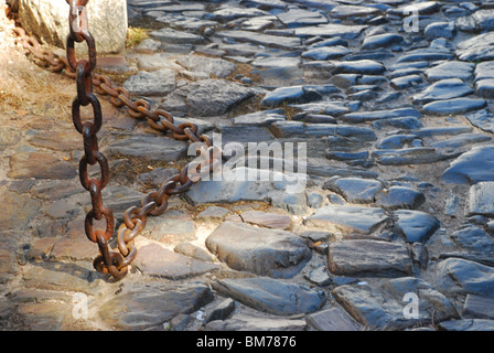 Catena su una strada acciottolata Foto Stock