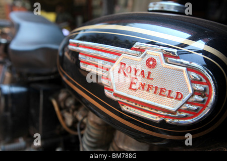 Close up dettaglio di un Royal Enfield moto come visto in Arambol nel Nord Goa, India. Foto Stock