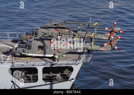 Marina militare tedesca Super Lynx Mk88A elicotteri militari a bordo della Fregata Augsburg Foto Stock