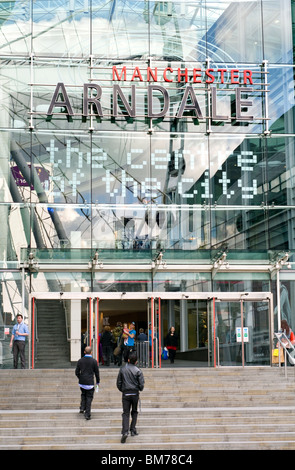 Gli acquirenti al di fuori del centro commerciale Arndale a Manchester in Inghilterra, Regno Unito Foto Stock