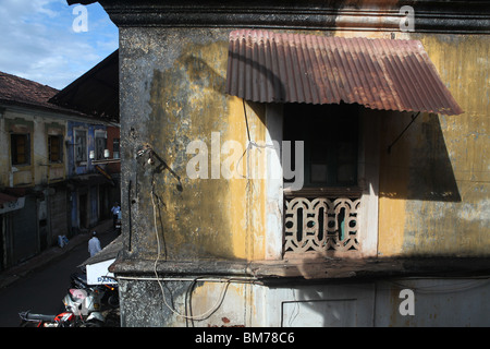 Vista della strada in Panjim o Panaji in Goa, India. Foto Stock