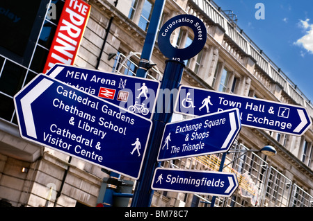 Indicazioni per i pedoni su Corporation Street nel centro della città di Manchester, Inghilterra, Regno Unito Foto Stock