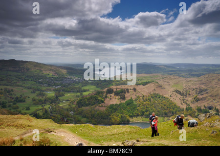 Parte della Walkers sul NAB cicatrice si affaccia Rydal Water & Ambleside con il lago di Windermere nella distanza Foto Stock