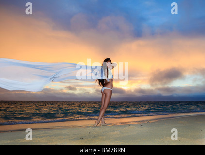Bella giovane donna sulla spiaggia lanikai di sunrise Foto Stock