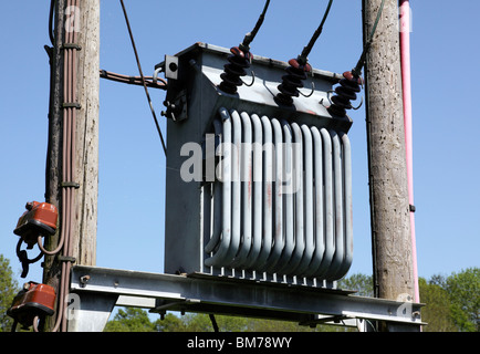 3 fase trasformatore di energia elettrica montata tra due poli di utilità Superiore Villaggio Arley WORCESTERSHIRE REGNO UNITO Foto Stock