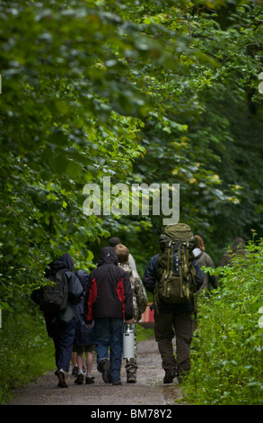 Gruppo di bambini e di adulti su competenze bushcraft corso nel bosco a Gower vicino a Swansea South Wales UK Foto Stock