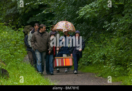 Gruppo di bambini e di adulti su competenze bushcraft corso nel bosco a Gower vicino a Swansea South Wales UK Foto Stock