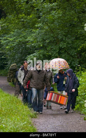 Gruppo di bambini e di adulti su competenze bushcraft corso nel bosco a Gower vicino a Swansea South Wales UK Foto Stock