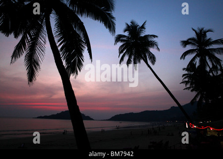 Tramonto sulla spiaggia di Palolem nel sud di Goa, stato di Goa, India. Foto Stock