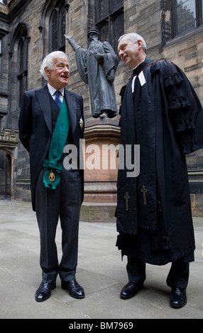 L'Assemblea Generale della Chiesa di Scozia 2010. Il Signore Alto Commissario (sinistra) chat per il nuovo moderatore. Foto Stock