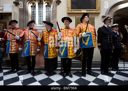 Membri della processione ufficiale line up durante l Assemblea Generale della Chiesa di Scozia 2010. Foto Stock