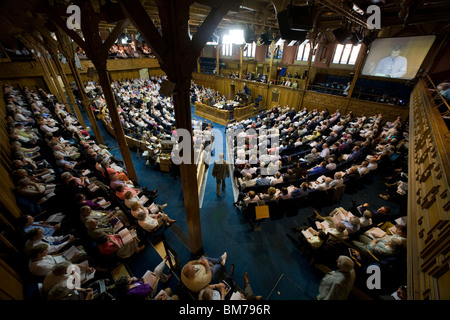 All'interno di Assembly Hall durante una sessione dell' Assemblea generale della Chiesa di Scozia 2010. Foto Stock