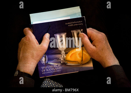 Una persona detiene una copia del "Libro blu" durante l Assemblea Generale della Chiesa di Scozia, 2010. Foto Stock