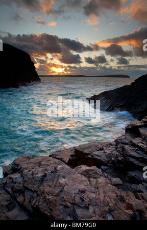 Tramonto da Gunver testa a testa Trevose vicino Padstoe, Cornwall, Regno Unito Foto Stock