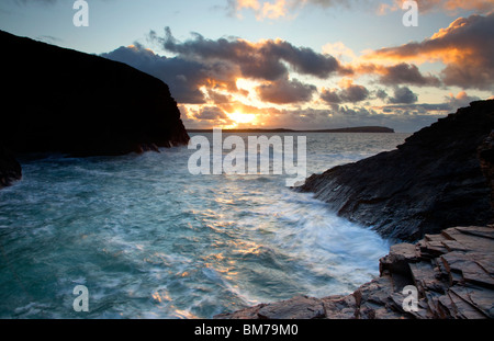 Tramonto da Gunver testa a testa Trevose vicino Padstoe, Cornwall, Regno Unito Foto Stock