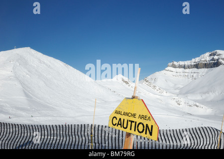 Area di valanghe segno di attenzione al Lago Louise Ski Resort - Parco Nazionale di Banff, Alberta, Canada Foto Stock