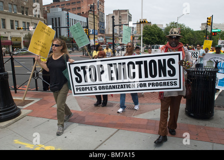 Membri del New Jersey gruppi comunitari di rally e marzo a Newark, New Jersey contro bank pignoramenti Foto Stock