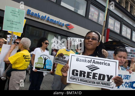 Membri del New Jersey gruppi comunitari di rally e marzo a Newark, New Jersey contro bank pignoramenti Foto Stock
