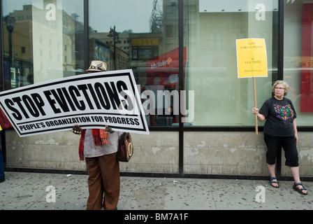 Membri del New Jersey gruppi comunitari di rally e marzo a Newark, New Jersey contro bank pignoramenti Foto Stock