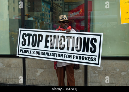 Membri del New Jersey gruppi comunitari di rally e marzo a Newark, New Jersey contro bank pignoramenti Foto Stock