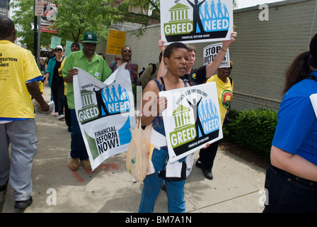 Membri del New Jersey gruppi comunitari di rally e marzo a Newark, New Jersey contro bank pignoramenti Foto Stock