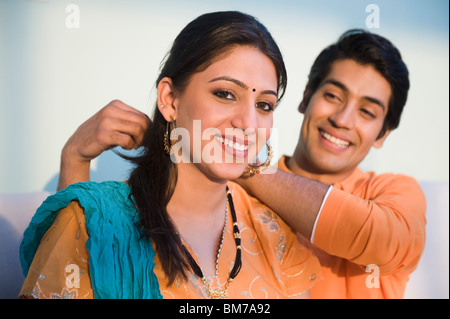 Uomo di mettere un mangalsutra sulla sua moglie Foto Stock