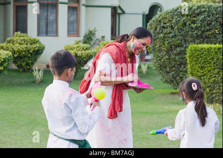 Famiglia celebra holi Foto Stock