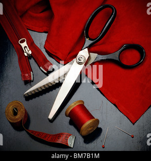 Elementi di cucitura sulla tavola nera Foto Stock