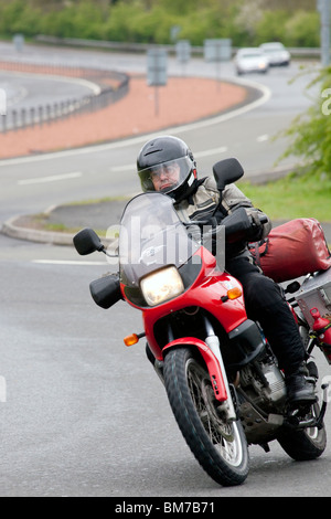 Motociclista in moto sulla rotatoria sulla A75 a doppia carreggiata vicino a Dumfries in direzione nord-ovest 200 in Irlanda Foto Stock