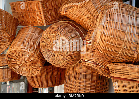 Tessuto cesti al di fuori di una ferramenta in UK, 2010. Foto Stock