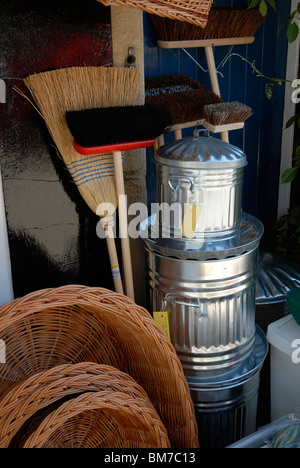 Negozio di ferramenta voci sul display esterno Frank Gilberts shop in Market Harborough, Leics., 2010. Foto Stock