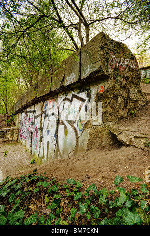 Resti di una torre di flak al grande Buncurberg macerie di montagna, anche chiamato Mont Klamott, nel parco Volkspark Friedrichshain di Berlino, Germania Foto Stock