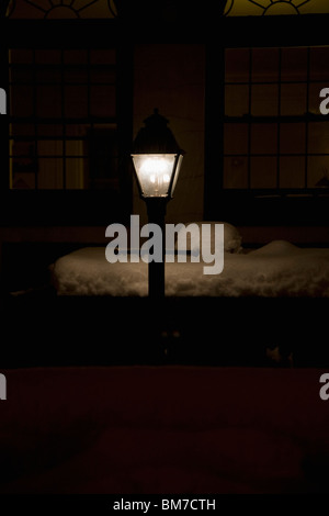L'accensione di un lampione di notte in inverno Foto Stock