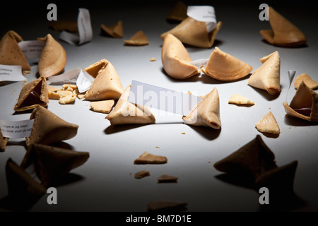 Aprire Fortune cookie con i messaggi Foto Stock