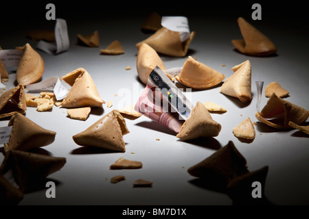 Aprire Fortune cookie con i messaggi e il denaro Foto Stock